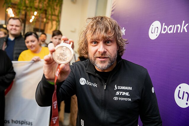 Sportas. Orai. Vilnius grįžusius Dakaro ralio dalyvius pasitiko stingdančiu šalčiu (su vertimu į gestų k.)