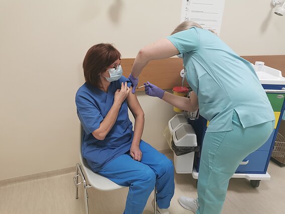 Klaipėdos universitetinėje ligoninėje medikai antrą kartą skiepijami vakcina nuo COVID-19