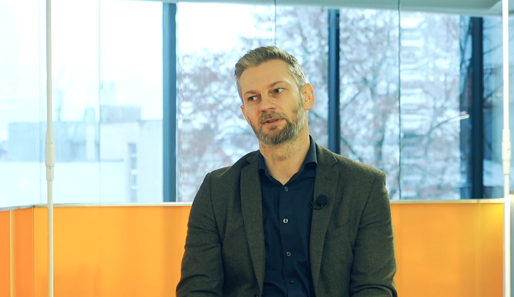 Poetas Tomas Vyšniauskas: jeigu „nefolovinsit“ bibliotekų lentynų, beliks „folovinti“ siurblio reklamą
