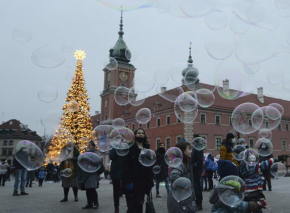Žinios. Lenkija švelnina apribojimus: atidaromi muziejai, pradės dirbti parduotuvės prekybos centruose