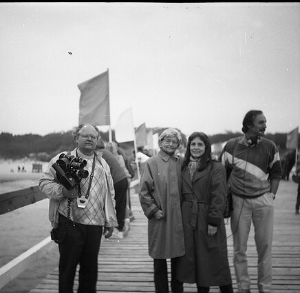 Marija Gimbutienė Lietuvoje, 1993 metai. Kairėje – Algirdas Tarvydas, dešinėje – Vidmantas Kazlauskas