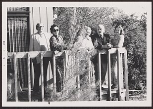 Iš kairės: Bronys Raila, Daneta Railienė, Marija Gimbutienė, Arnoldas Vokietaitis, Alė Rūta. Pas M. Gimbutienę Topanagoje, 1975 m., Velykos