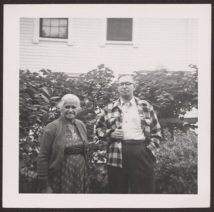 Bostone. Nuotraukoje – V. Alseikos sesers Marijos Gimbutienės vyro motina agronomė Elena Gimbutienė ir Vytautas Alseika