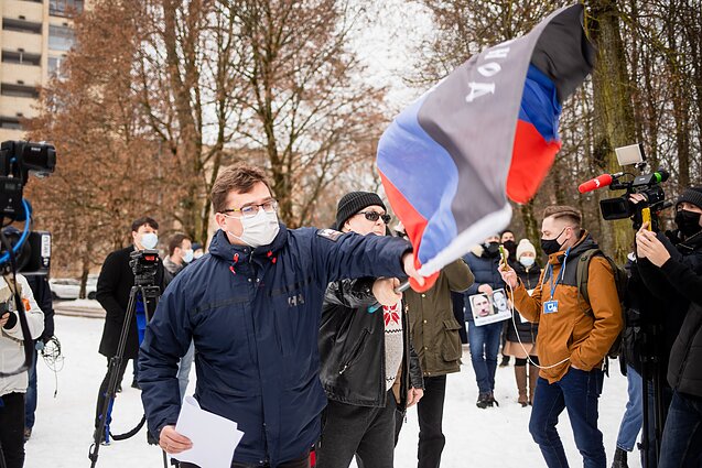 Žinios. Palaikyti Navalno lietuviai rinkosi ir Vilniuje – Kasčiūnui teko atimti ir separatistų vėliavą, kurią numetė į tvenkinį