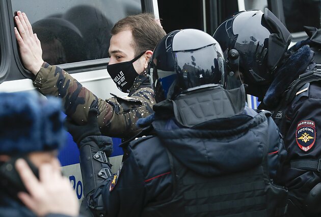 Žinios. Dešimtyse Rusijos miestų – mitingai už Navalną: tarp sulaikytųjų – vaikas ir Navalno žmona