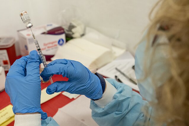 „AstraZeneca“ tapo trečia patvirtinta vakcina ES: EVA leido naudoti visiems, bet Vokietija rekomenduos skiepyti iki 64-erių