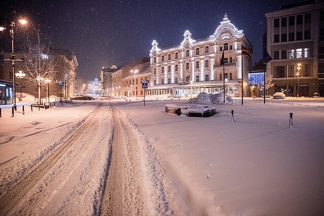 Žinios. Vilniuje išbandoma šaligatvius barstyti ne druskos ir žvyro mišiniu, o kavos tirščiais
