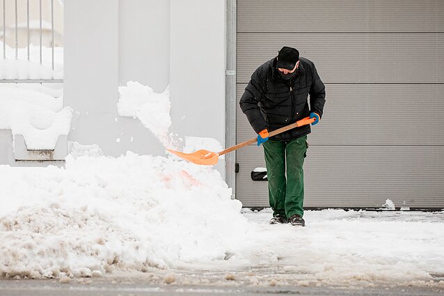 Netradicinė mankšta: taisyklingas sniego kasimas
