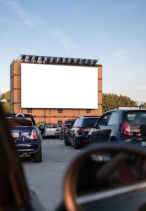 Kinas saugiai: Rijade – pirmasis įvažiuojamas kino teatras
