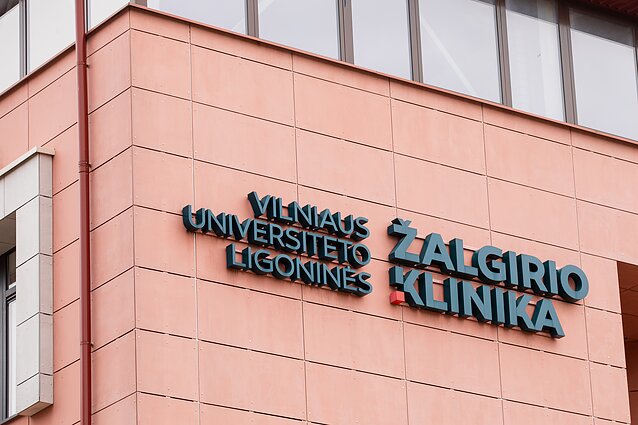 Dėl skiepijimo tvarkos pažeidimų Žalgirio klinikoje STT pradėjo tyrimą, bet skandalas Šilalėje pareigūnų nesudomino