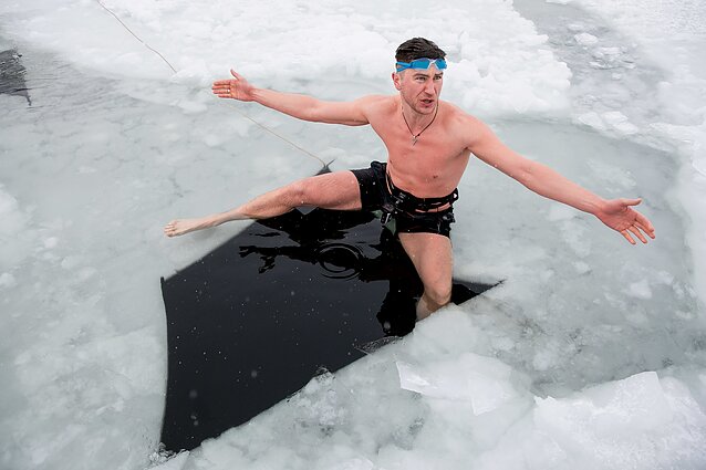 15 metrų lediniame vandenyje Dzeranovui nepakako – būtų praplaukęs ir daugiau