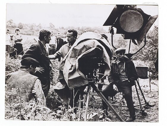 Vaidybinio filmo „Niekas nenorėjo mirti“ (rež. Vytautas Žalakevičius, Lietuvos kino studija, 1965 m.) filmavimas.  Pirmame plane: Pirmas iš kairės aktorius Bronius Babkauskas (iš nugaros).  Antras iš kairės aktorius Bruno Oja.  Trečias iš kairės režisierius Vytautas Žalakevičius.  Ketvirtas iš kairės operatorius Jonas Gricius.