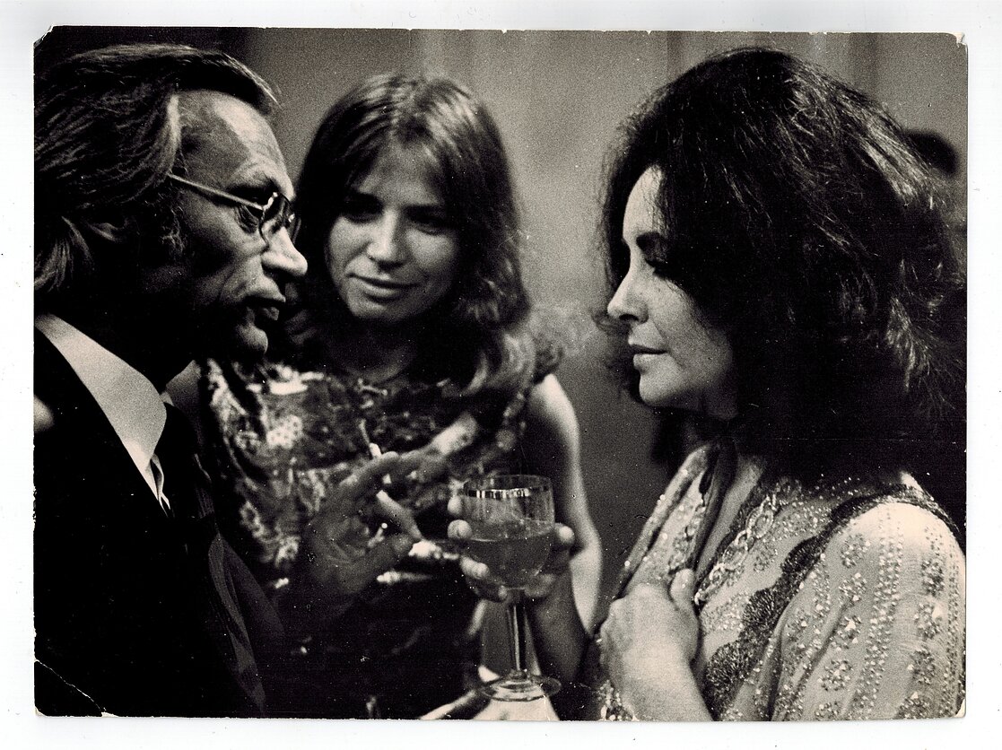 Vaidybinio filmo „Žydroji paukštė“ (orig. „Синяя птица“, The Blue Bird, rež. Džordžas Kjukoras, „Lenfilm“, „Twentieth Century-Fox“, 1975 m.) filmavimas. Pirmas iš kairės operatorius Jonas Gricius. Antra iš kairės dailininkė Tatjana Polianskaja. Trečia iš kairės aktorė Elizabeth Taylor. Vaidybinio filmo „Žydroji paukštė“ (orig. „Синяя птица“, The Blue Bird, rež. Džordžas Kjukoras, „Lenfilm“, „Twentieth Century-Fox“, 1975 m.) filmavimas. Pirmas iš kairės operatorius Jonas Gricius. Antra iš kairės dailininkė Tatjana Polianskaja. Trečia iš kairės aktorė Elizabeth Taylor.