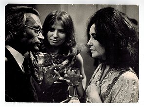 Vaidybinio filmo „Žydroji paukštė“ (orig. „Синяя птица“, The Blue Bird, rež. Džordžas Kjukoras, „Lenfilm“, „Twentieth Century-Fox“, 1975 m.) filmavimas.  Pirmas iš kairės operatorius Jonas Gricius.  Antra iš kairės dailininkė Tatjana Polianskaja.  Trečia iš kairės aktorė Elizabeth Taylor.