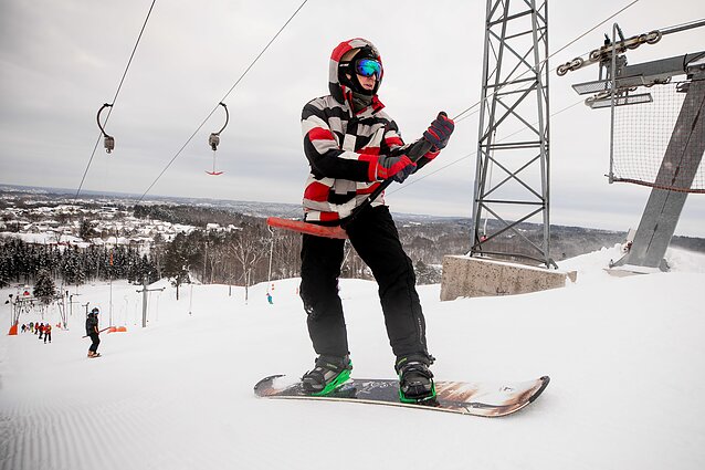 Žiemos pramogų mėgėjai jau gali lankytis slidinėjimo centruose, bet duris atveria ne visi