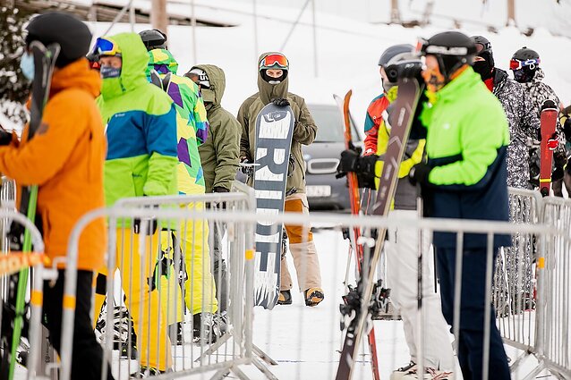 Žinios. Pamažu atsidaro slidinėjimo centrai: žmonių skaičius ribojamas, bilietai – tik elektroniniu būdu