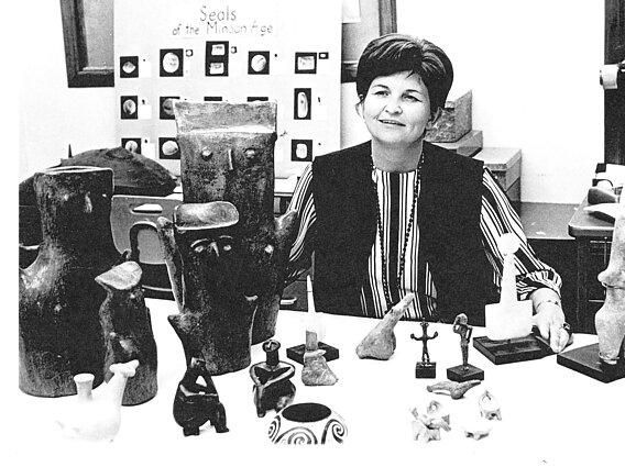 Marija Gimbutienė savo darbo kabinete. UCLA, 1969