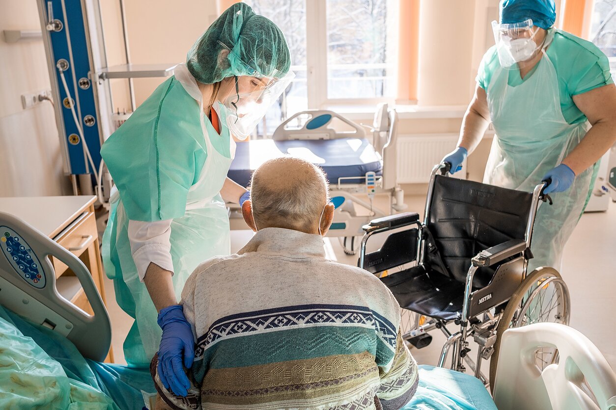 „Kokiose situacijose reikia empatijos? Atvažiuoja pacientai įsiskaudinę, nusivylę, sutrikę. Jie dažnai pyksta dėl vienokių ar kitokių neteisingų veiksmų. Labai svarbu save pastatyti į jų vietą.“ „Kokiose situacijose reikia empatijos? Atvažiuoja pacientai įsiskaudinę, nusivylę, sutrikę. Jie dažnai pyksta dėl vienokių ar kitokių neteisingų veiksmų. Labai svarbu save pastatyti į jų vietą.“