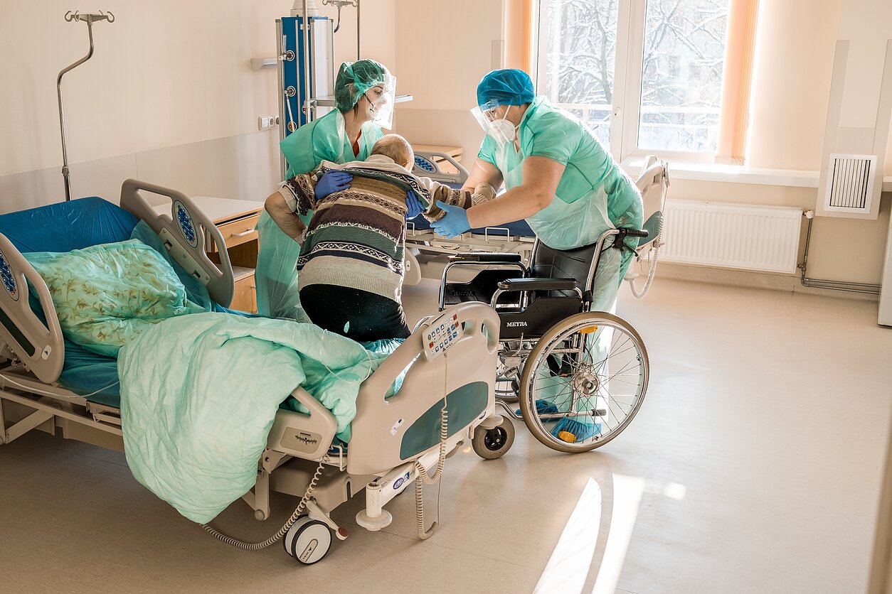 Vyresnioji slaugytoja Ž. Stančiauskaitė ir slaugytojos padėjėja Rasa Jančauskienė ruošia pacientą pervežimui Vyresnioji slaugytoja Ž. Stančiauskaitė ir slaugytojos padėjėja Rasa Jančauskienė ruošia pacientą pervežimui