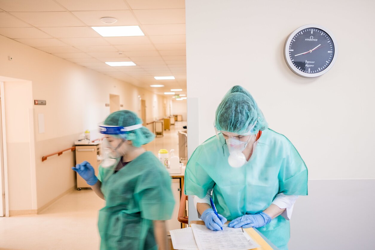 Vyresnioji slaugytoja Ž. Stančiauskaitė ir slaugytojos padėjėja Rasa Jančauskienė ruošia pacientą pervežimui Vyresnioji slaugytoja Ž. Stančiauskaitė ir slaugytojos padėjėja Rasa Jančauskienė ruošia pacientą pervežimui