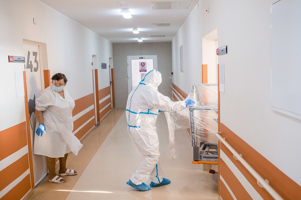 Vidaus ligų skyriuje vežamas pacientas, kuriam nustatyta COVID-19 Vidaus ligų skyriuje vežamas pacientas, kuriam nustatyta COVID-19