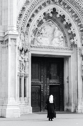 Vienuolė, bažnyčia, vienuolynas