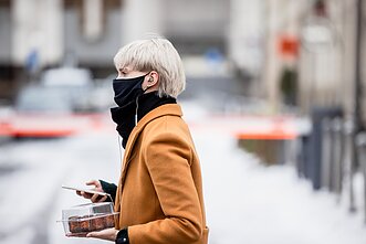 Karantinas Vilniuje; veido kaukė