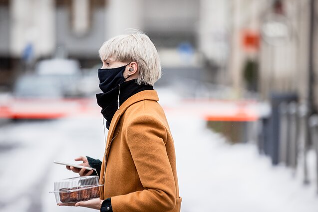 Daugėja užsikrėtimų koronavirusu: ekspertai sako, kad nerimauti nėra dėl ko, bet nuvertinti ligos irgi nereikėtų