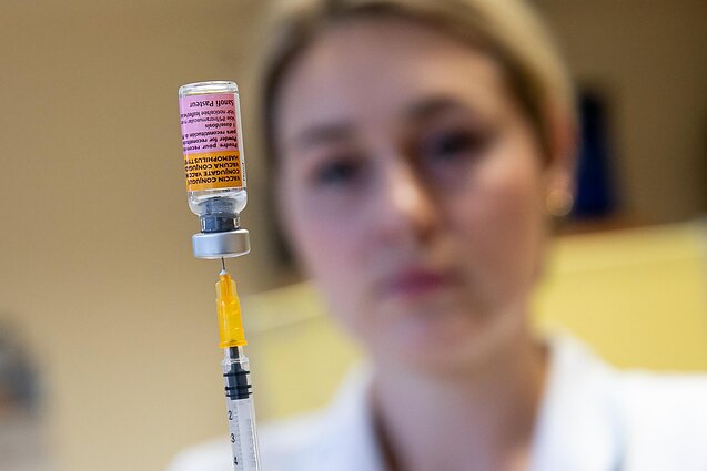 Žinios. Preliminariais vertinimais, masinė gyventojų vakcinacija nuo COVID-19 prasidėtų birželį