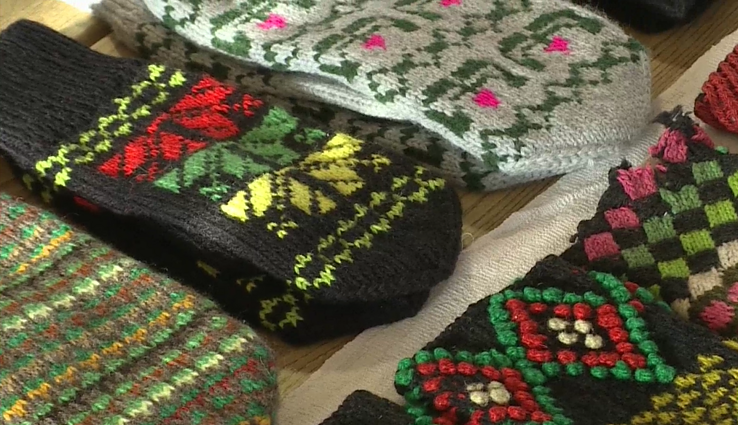 Kurį laiką nevertintos aprangos detalės grįžta į madą: tautodailininkė neatsigina prašančių numegzti pirštines