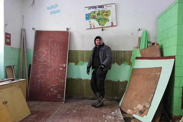 Fotografas nusipirko ir apsigyveno apleistoje kaimo mokykoje – čia bus ir ūkio, ir meno erdvė