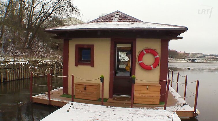 Nusipirko apleistą namelį ant vandens ir prikėlė jį naujam gyvenimui