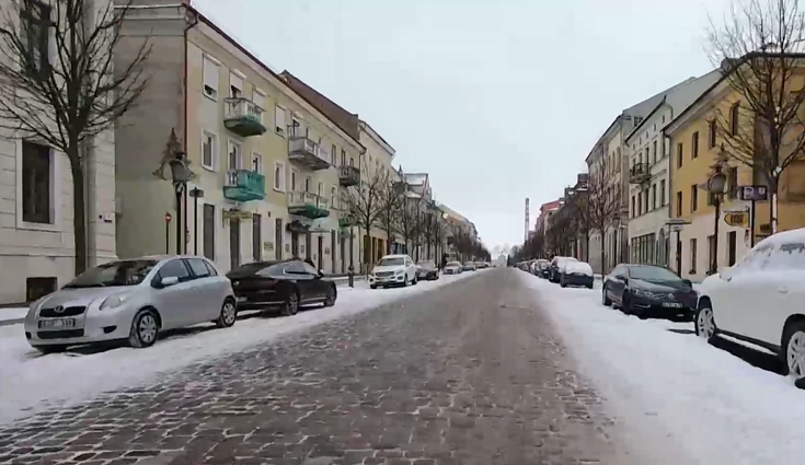 Klaipėda svarsto branginti automobilių stovėjimą: tai piktina vietos verslininkus, esą tam netinkamas laikas