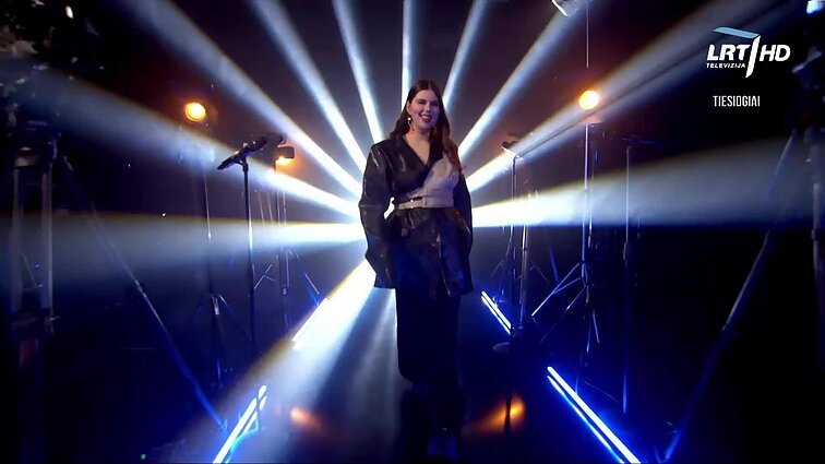 Eurovizija 2021. Finalas. Pristatymas: Evita Cololo