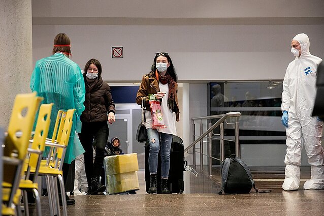 Žinios. Nuo šiandien stiprinama keliaujančių į Lietuvą patikra: tikrins COVID-19 tyrimų rezultatus, anketas