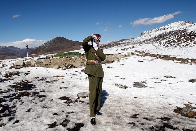 Žinios. Indijoje ledyno griūties sukeltų potvynių aukų padaugėjo iki 14, dingo 170 žmonių