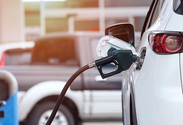 Investuotojų noras uždirbti iš žaliavų naftą pabrangino tris kartus: ekspertai įsitikinę – degalai neišvengiamai brangs