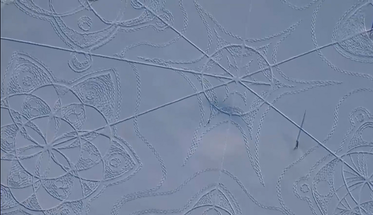 Gausus sniegas paskatino kurti – milžiniškus piešinius išmindęs suomis žada ir naujus kūrinius