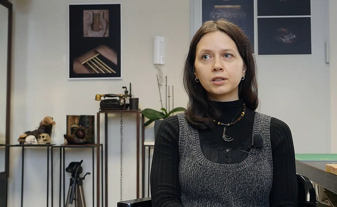 Menininkės Leonoros Kuisienės eksperimentai ir neoromantinė estetika: odos ritiniai, knygos ir mūzos