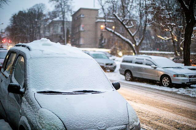 Nenusivalę sniego nuo automobilio stogo gali sulaukti pareigūnų dėmesio: taip vairuoti – itin pavojinga