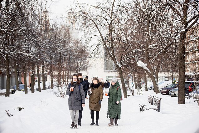 Kineziterapeutė paaiškina vaikščiojimo nelygiais paviršiais naudą: taip stiprinami raumenys ir sąnariai