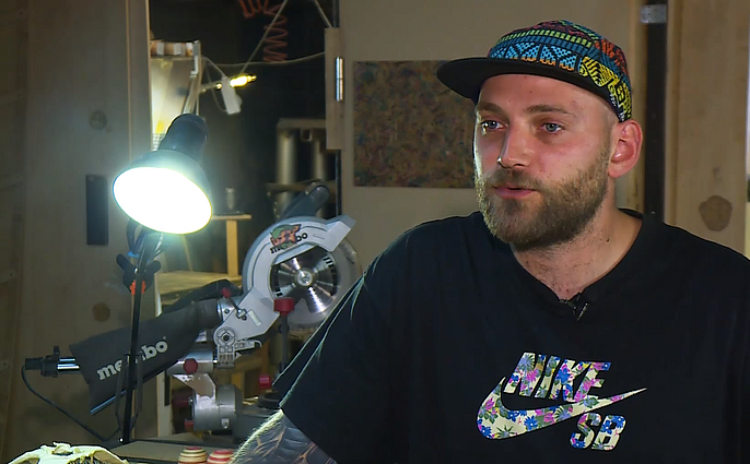 Simanas Sonkinas iš sulūžusių riedlenčių kuria įspūdingus daiktus