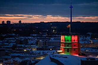 Vasario 16-osios išvakarėse sostinė nušvito Trispalvės spalvomis
