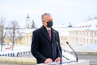 Gitanas ir Diana Nausėdos trijų Baltijos valstybių vėliavų pakėlimo ceremonijoje