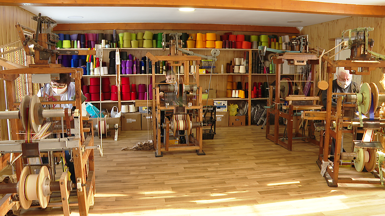 Dėl krizės darbo netekusi Violeta ėmė austi tautines juostas: dabar staklėmis dirba su visa šeima