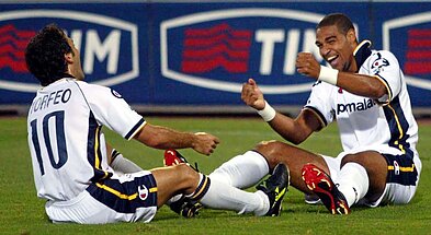 Adriano su klubo „Parma“ marškinėliais