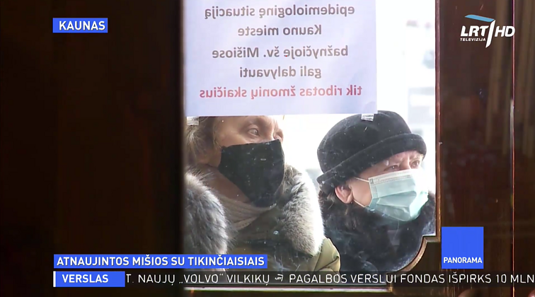 Bažnyčiose atnaujintos pamaldos, bet norinčiųjų daugiau nei leidžiama patekti: kai kurie liko stebėti lauke