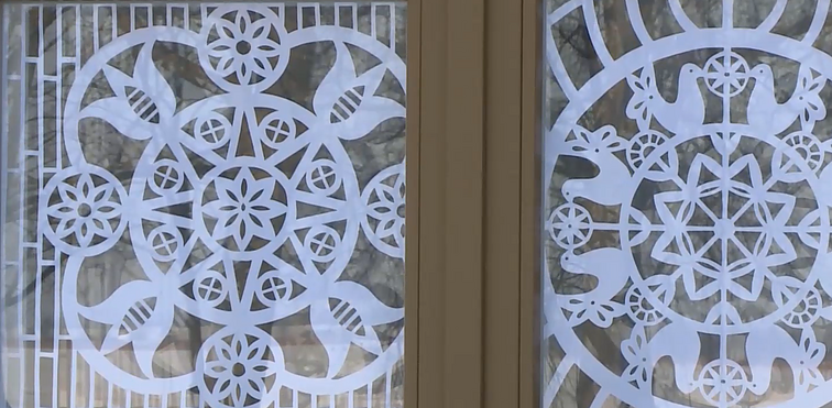 Paežerių dvaro languose – išskirtinė paroda: pasipuošė tautininės ornamentikos karpiniais