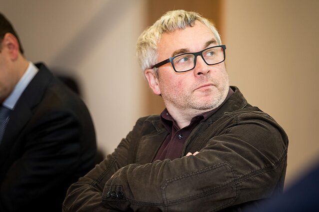 Daiktiniai įrodymai. Naudos kaštai: apie lūkesčius ir laimę su ekonomistu Raimondu Kuodžiu