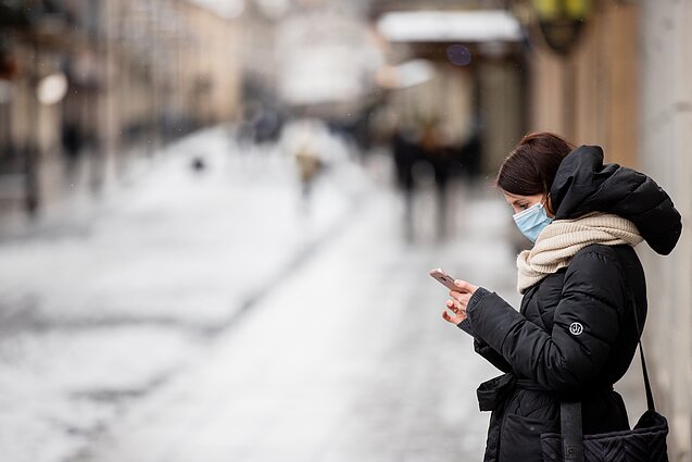 Karantiną siūloma pratęsti – be kaukių lauke, bet griežtai su medicininėmis uždarose patalpose
